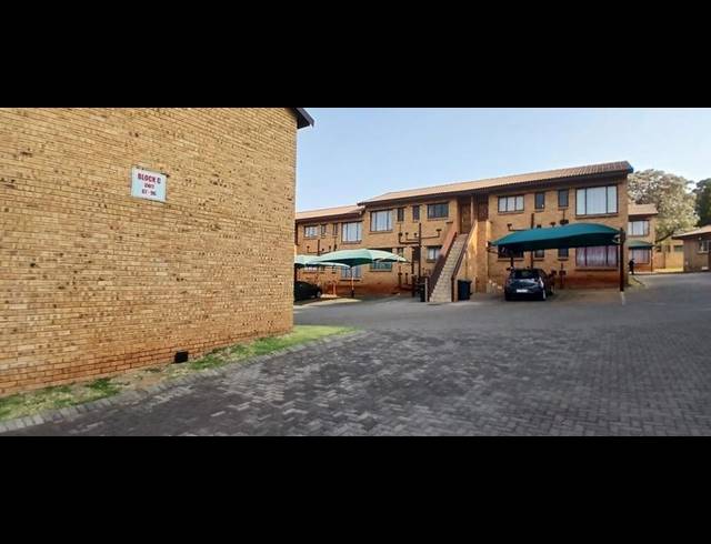 2 BEDROOM TOWNHOUSE FOR SALE IN MEREDALE